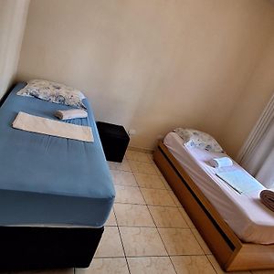 Habitación Grande con 2 Camas Individuales